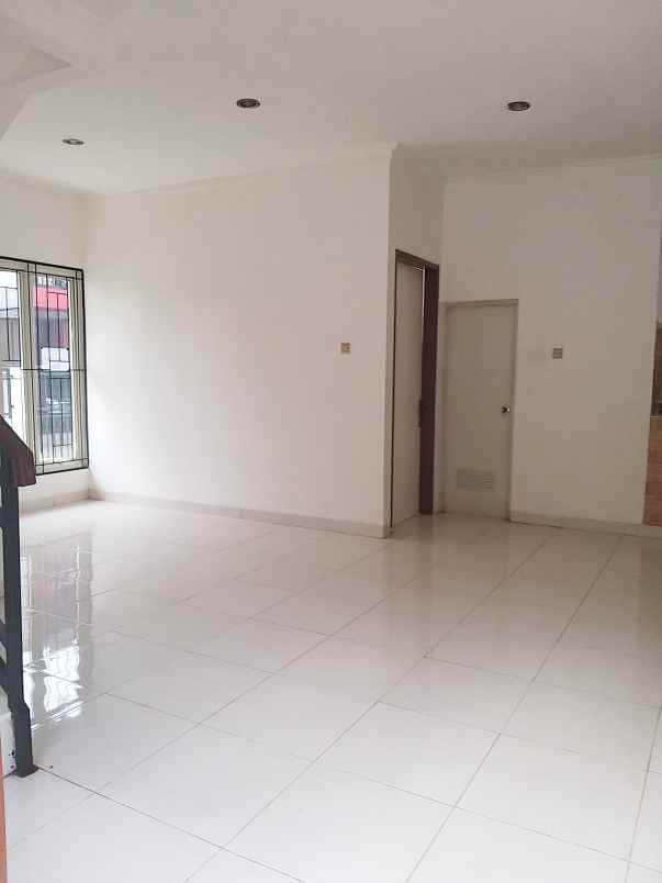 sewa rumah hook 2 lantai di kencana loka bsd tangsel