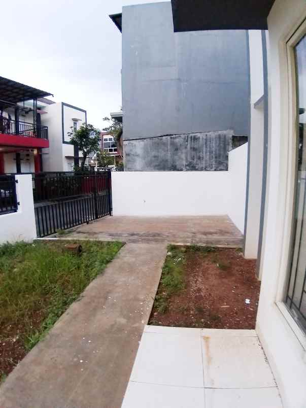 sewa rumah hook 2 lantai di kencana loka bsd tangsel