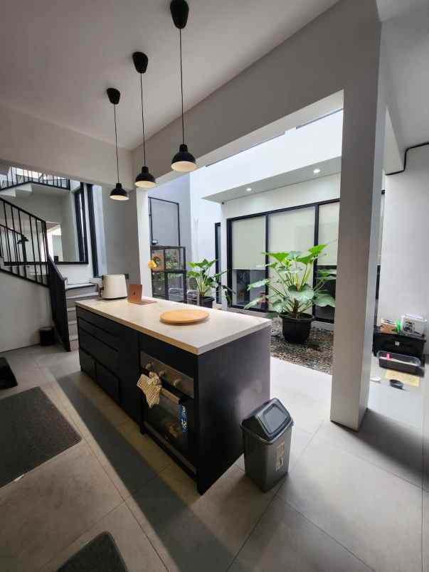 strategis rumah modern di jantung pondok labu