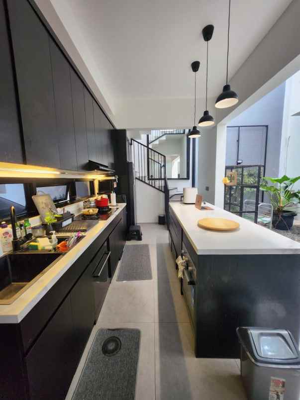 strategis rumah modern di jantung pondok labu