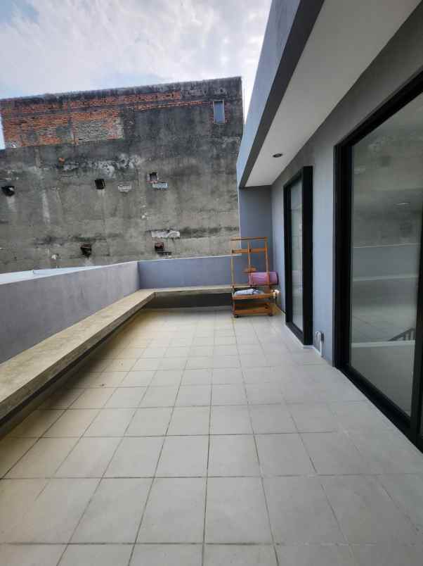 strategis rumah modern di jantung pondok labu