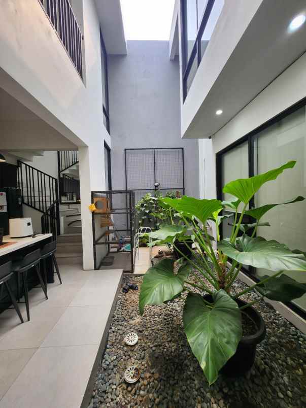 strategis rumah modern di jantung pondok labu