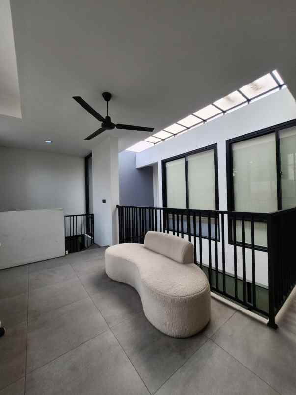 strategis rumah modern di jantung pondok labu