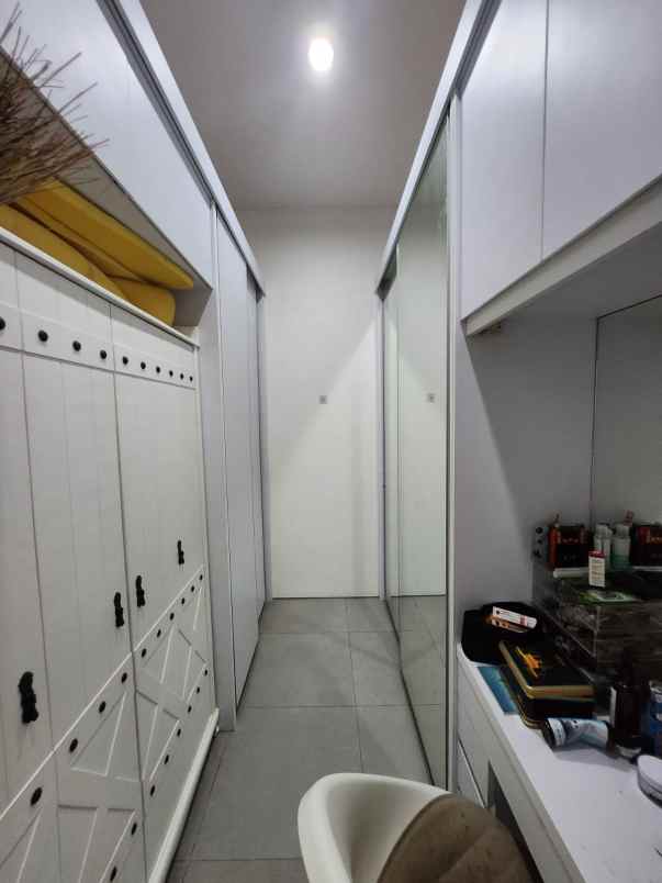 strategis rumah modern di jantung pondok labu