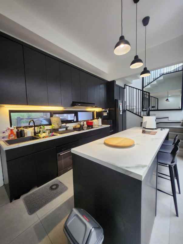 strategis rumah modern di jantung pondok labu