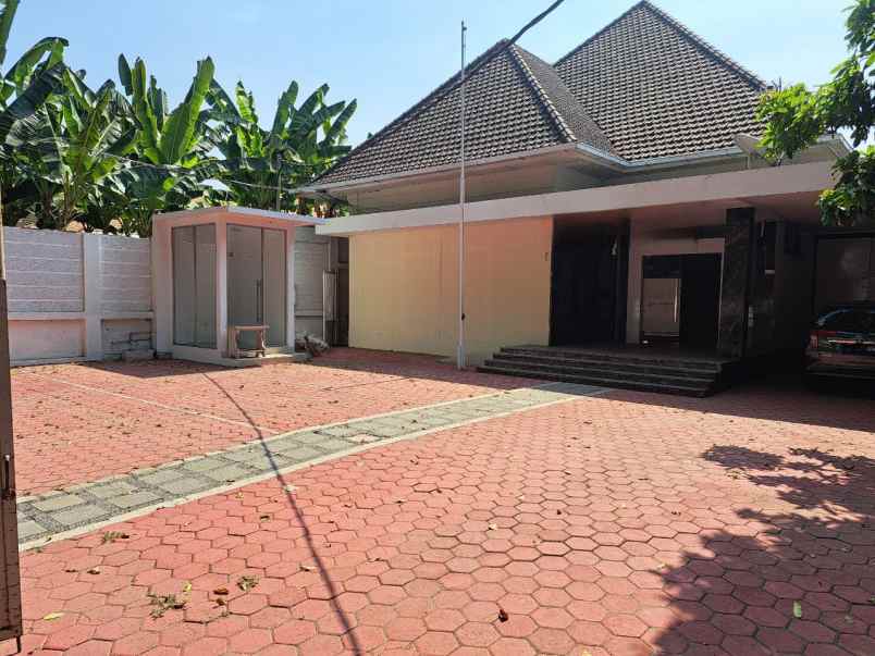 tempat usaha area komersial pusat kota raya darmo