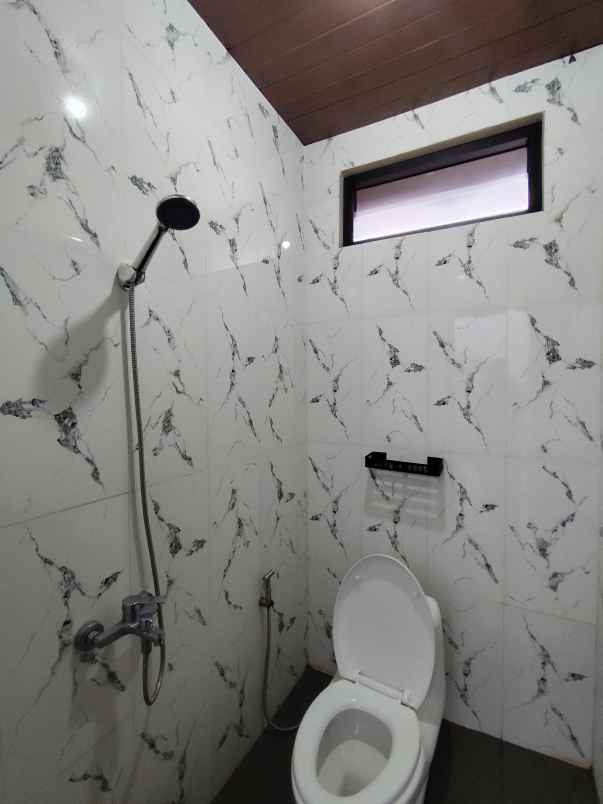 villa 3 lantai kapasitas besar 4 kamar di kota batu