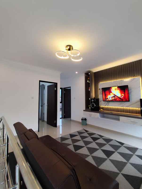 villa 3 lantai kapasitas besar 4 kamar di kota batu