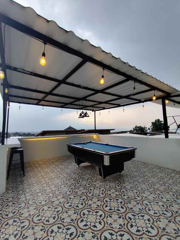 villa 3 lantai kapasitas besar 4 kamar di kota batu