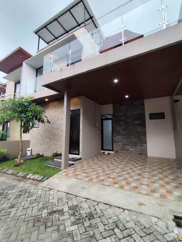 villa mewah 3 lantai dekat bns di oro oro ombo batu