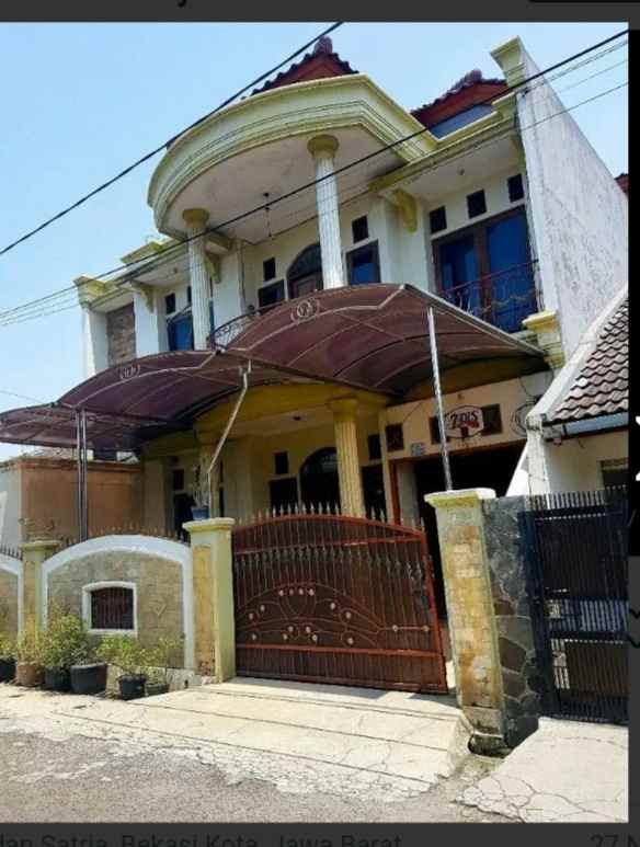 dijual butuh cepat rumah dua setengah lantai di bekasi