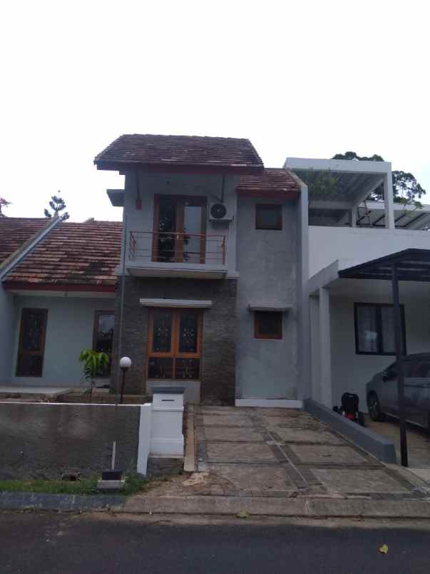 dijual rumah 2 lantai telaga f