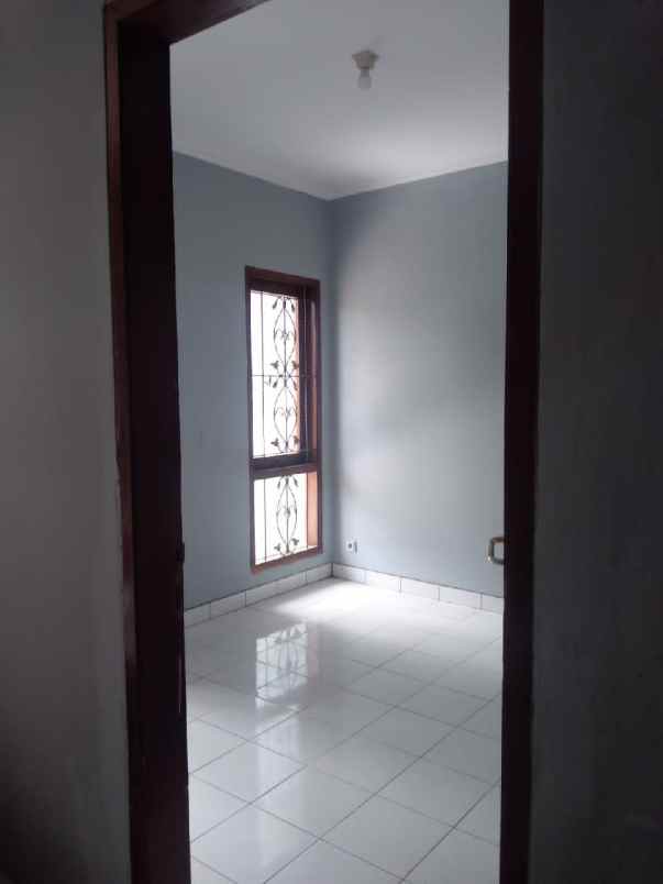 dijual rumah 2 lantai telaga f