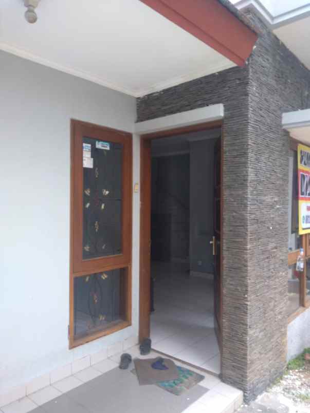 dijual rumah 2 lantai telaga f