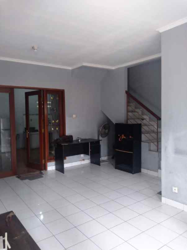 dijual rumah 2 lantai telaga f