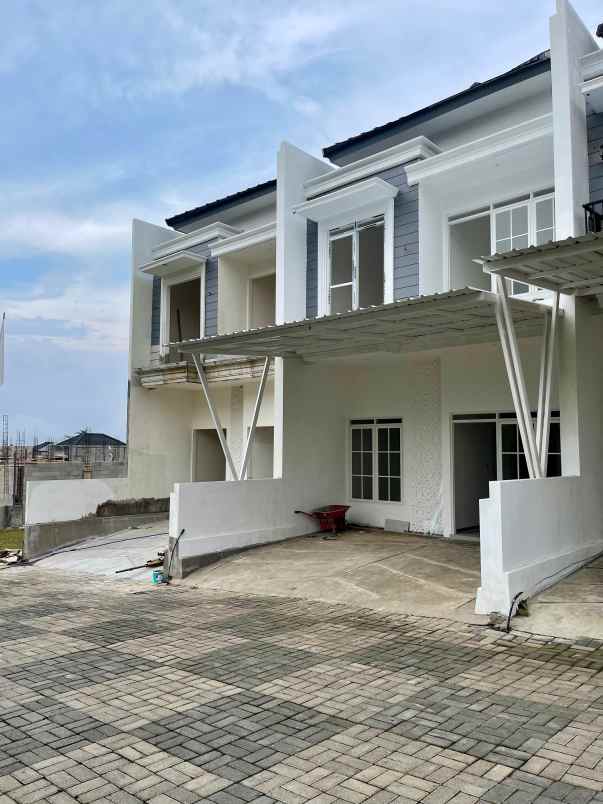 dijual rumah ala eropa di lawang malang