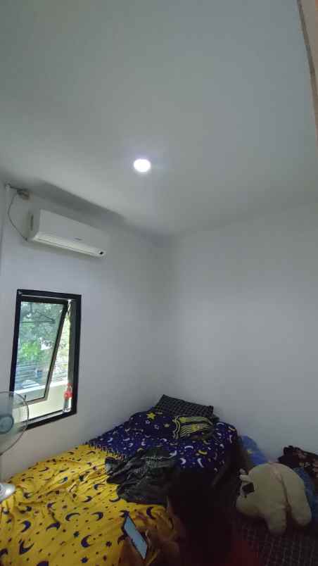 dijual rumah cantik pinggir jalan raya utama