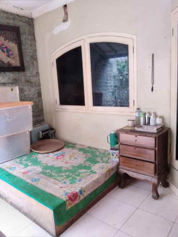 dijual rumah cirendeu