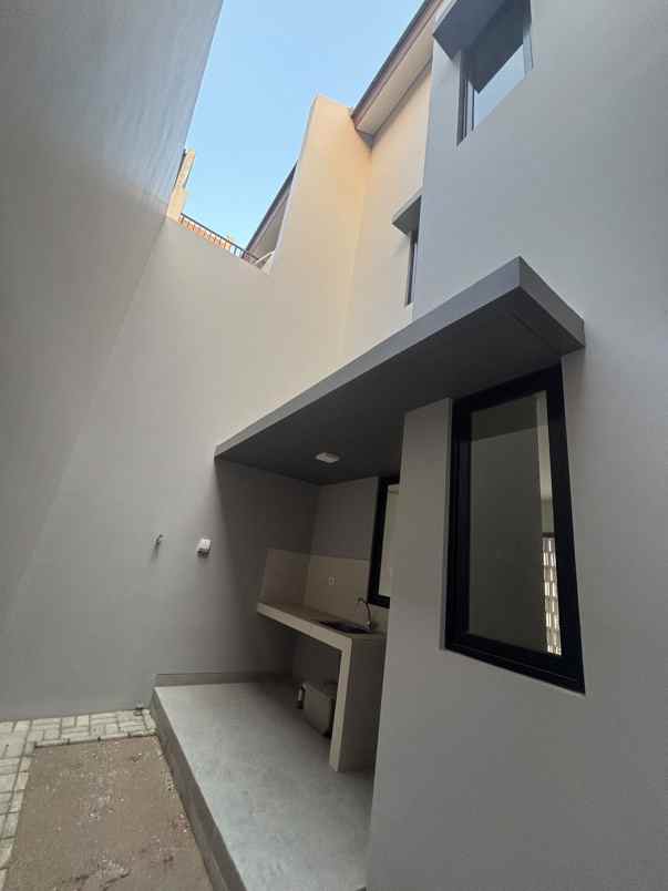 dijual rumah cluster viola summarecon