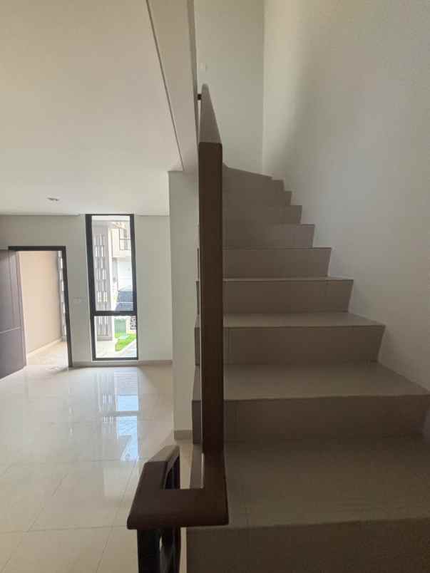 dijual rumah cluster viola summarecon