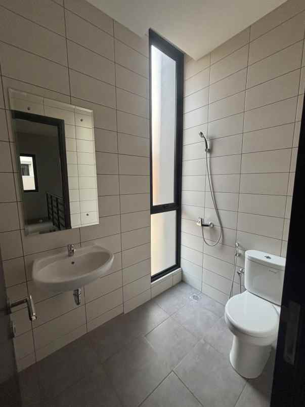 dijual rumah cluster viola summarecon