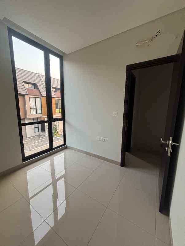 dijual rumah cluster viola summarecon