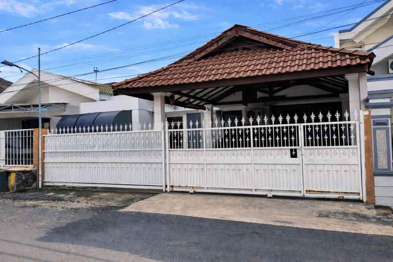dijual rumah darmo harapan