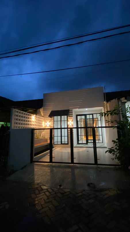 dijual rumah design moderen siap huni lokasi strategis