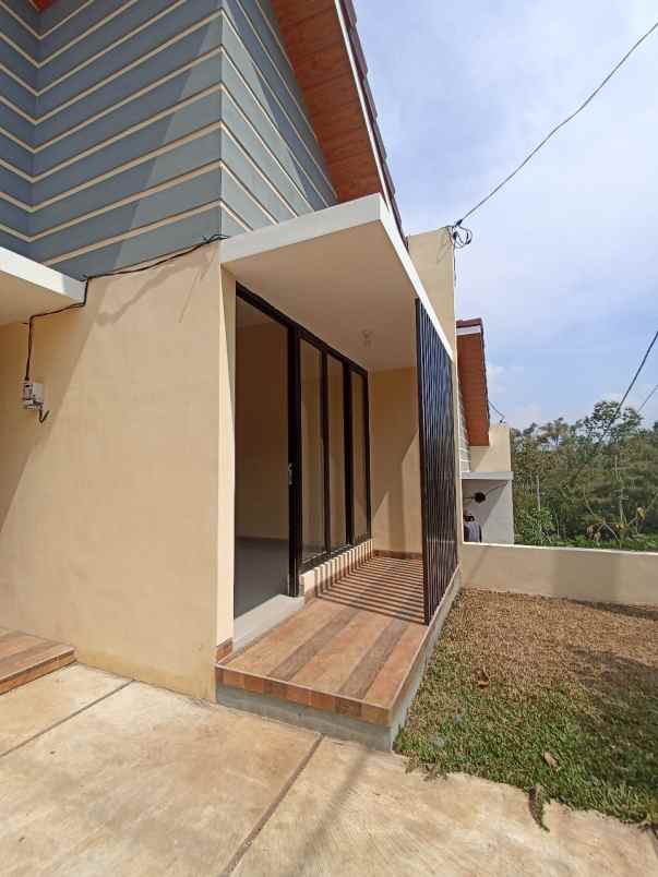 dijual rumah di perumahan nayanika hill