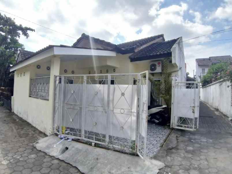 dijual rumah di sariharjo sleman harga rp800 juta nego