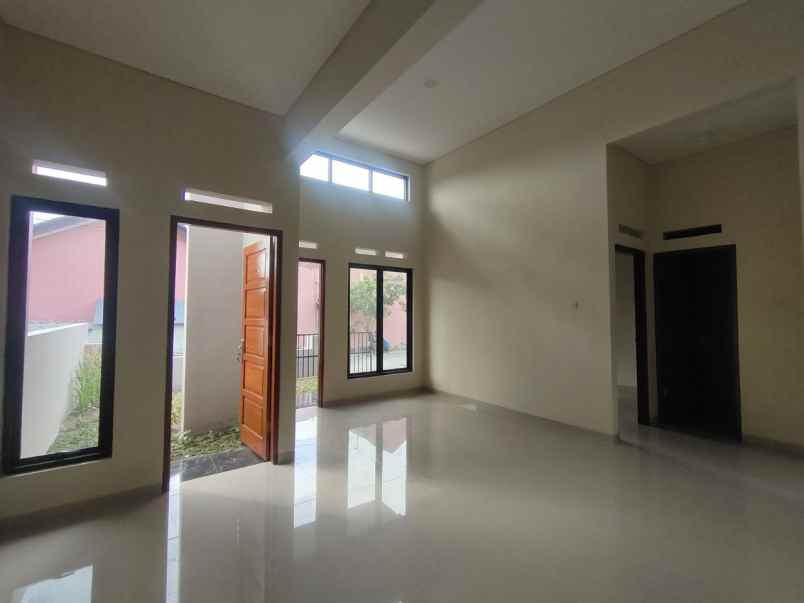 dijual rumah gedongan