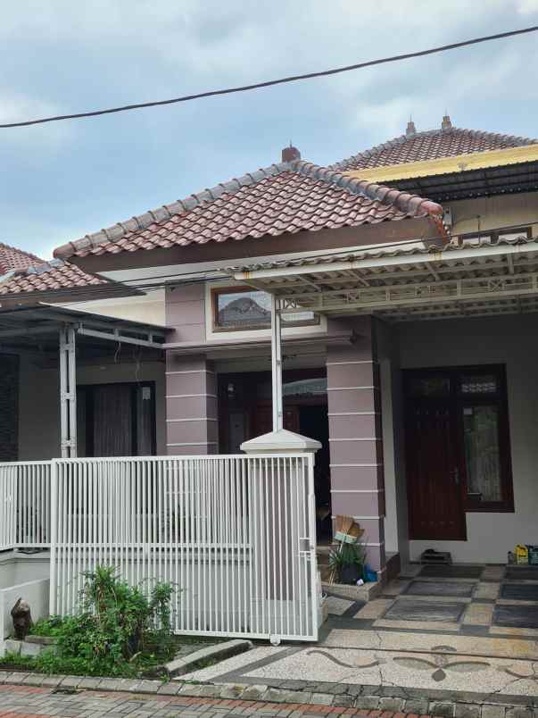 dijual rumah graha santoso regency