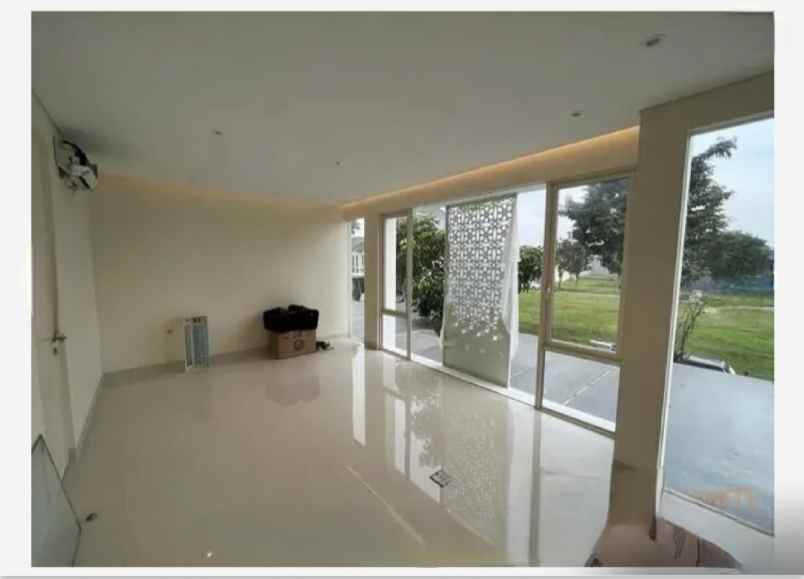 dijual rumah grand pakuwon