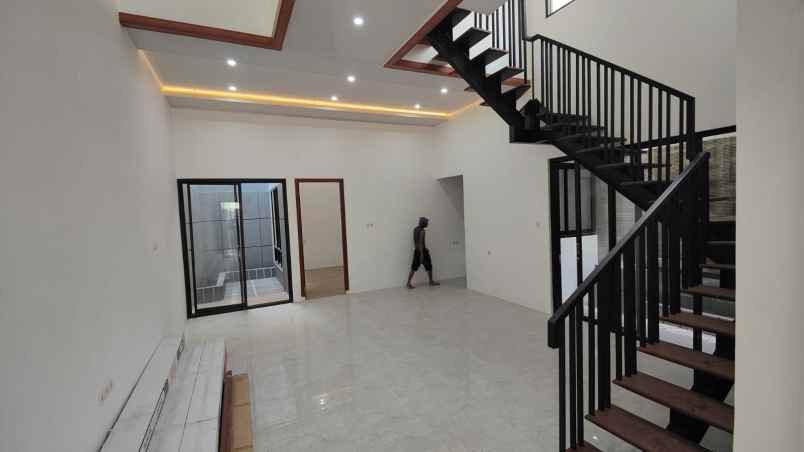 dijual rumah griya kebraon