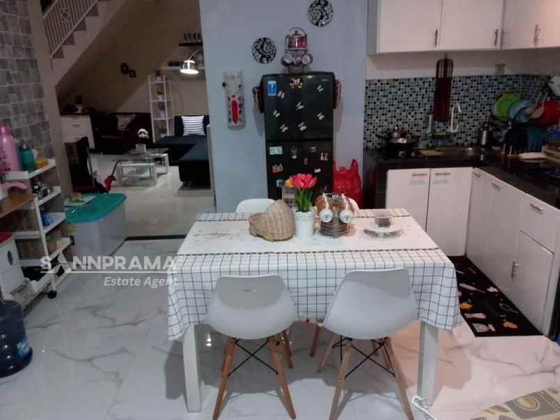 dijual rumah hook dalam komplek bebas banjir