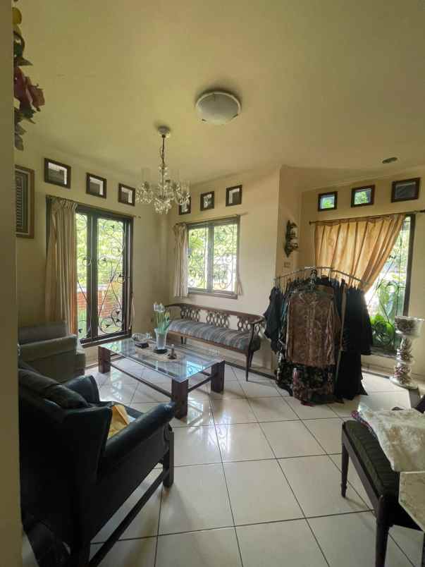 dijual rumah hook komplek