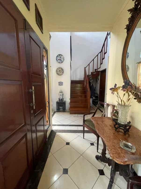 dijual rumah hook komplek