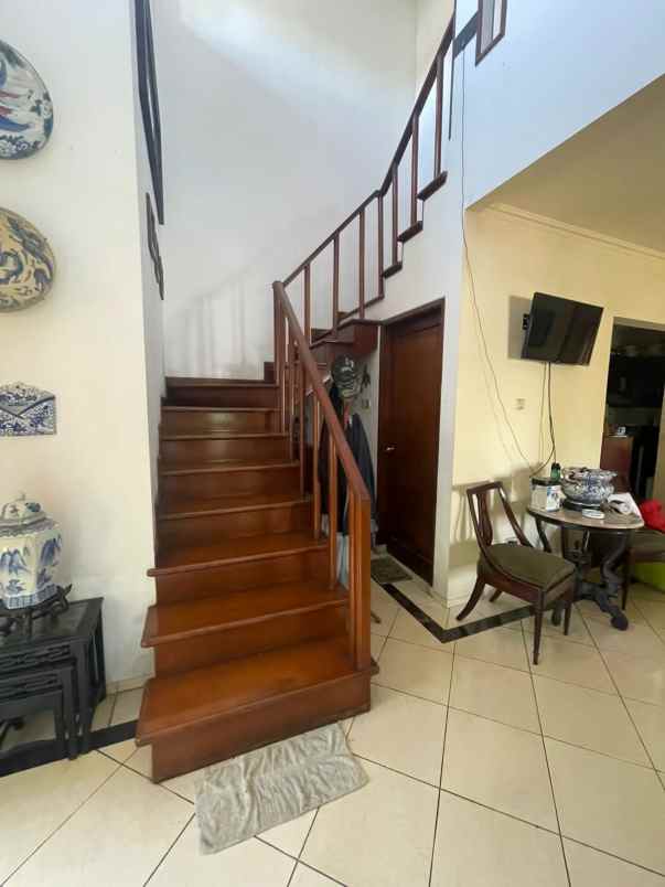 dijual rumah hook komplek