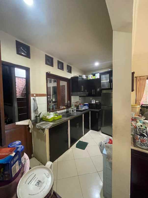 dijual rumah hook komplek