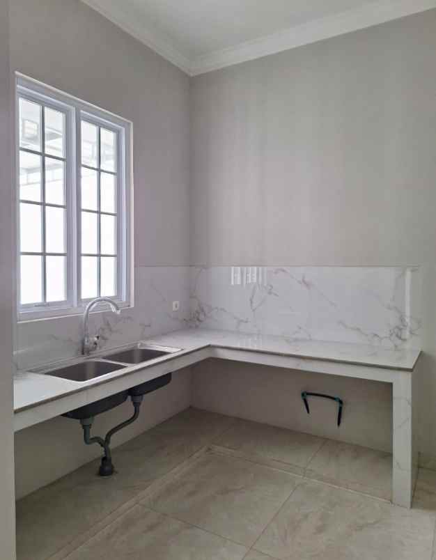 dijual rumah jalan boulevard barat raya