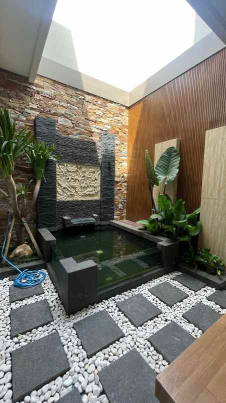 dijual rumah jalan east emerald mansion