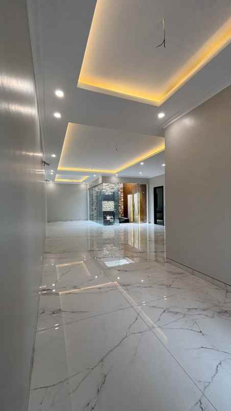 dijual rumah jalan east emerald mansion