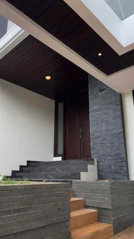 dijual rumah jalan east emerald mansion