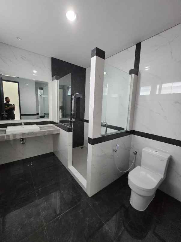 dijual rumah jalan graha natura