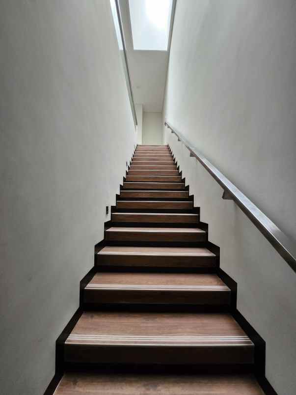 dijual rumah jalan graha natura