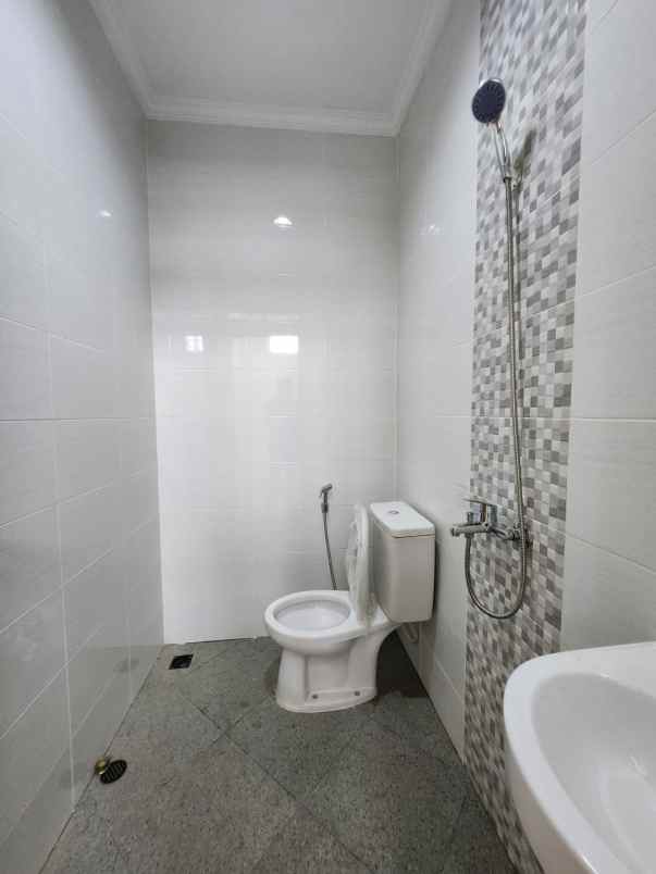 dijual rumah jalan raya bintaro sektor