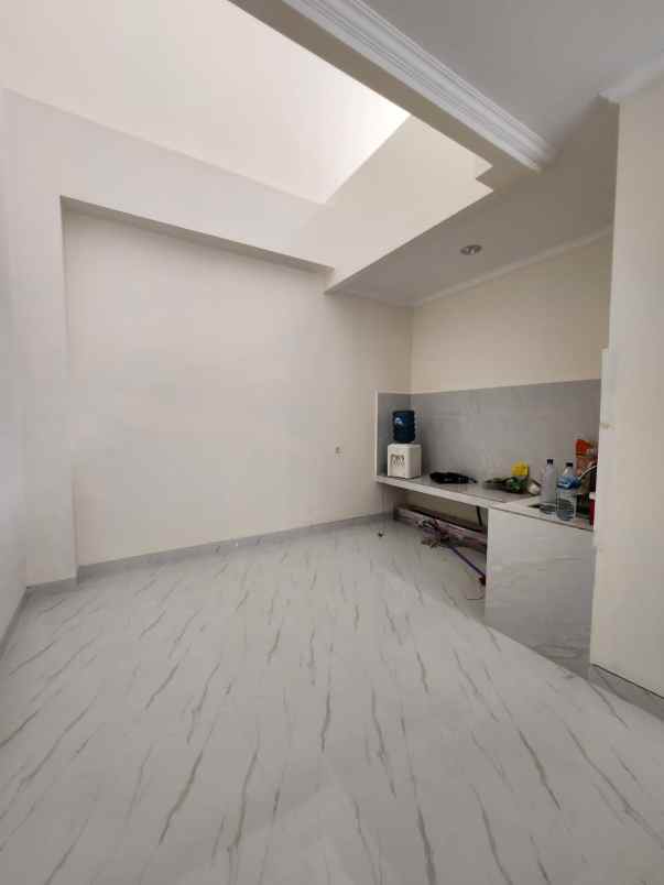 dijual rumah jalan raya bintaro sektor