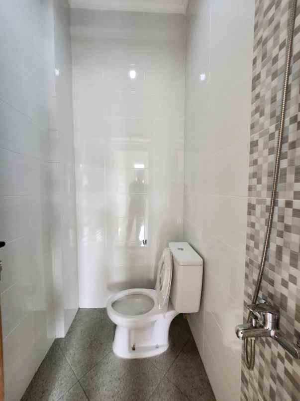 dijual rumah jalan raya bintaro sektor