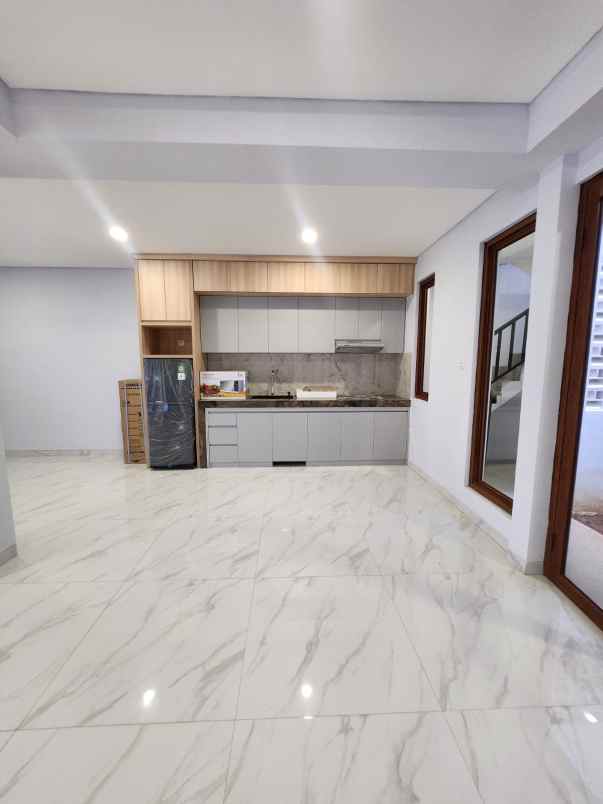 dijual rumah jalan raya boulevard