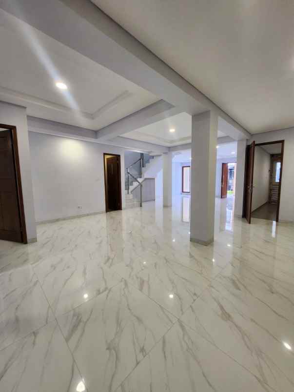 dijual rumah jalan raya boulevard